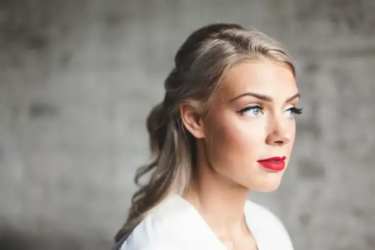 Entspannte Frau mit nat&uuml;rlichem Make-up, symbolisiert Ruhe und Balance f&uuml;r eine entspannte Abendrout.