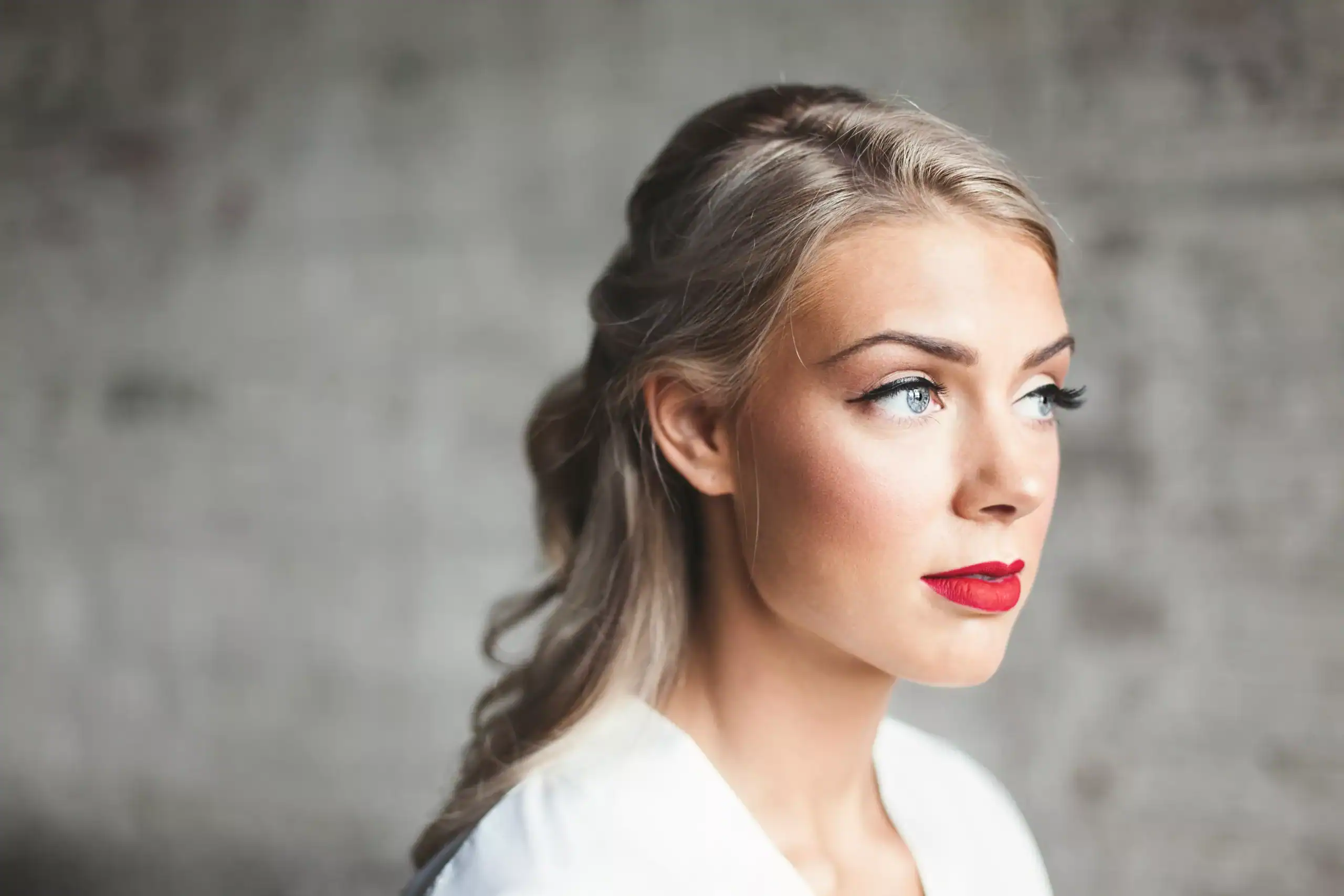 Entspannte Frau mit natürlichem Make-up, symbolisiert Ruhe und Balance für eine entspannte Abendrout.